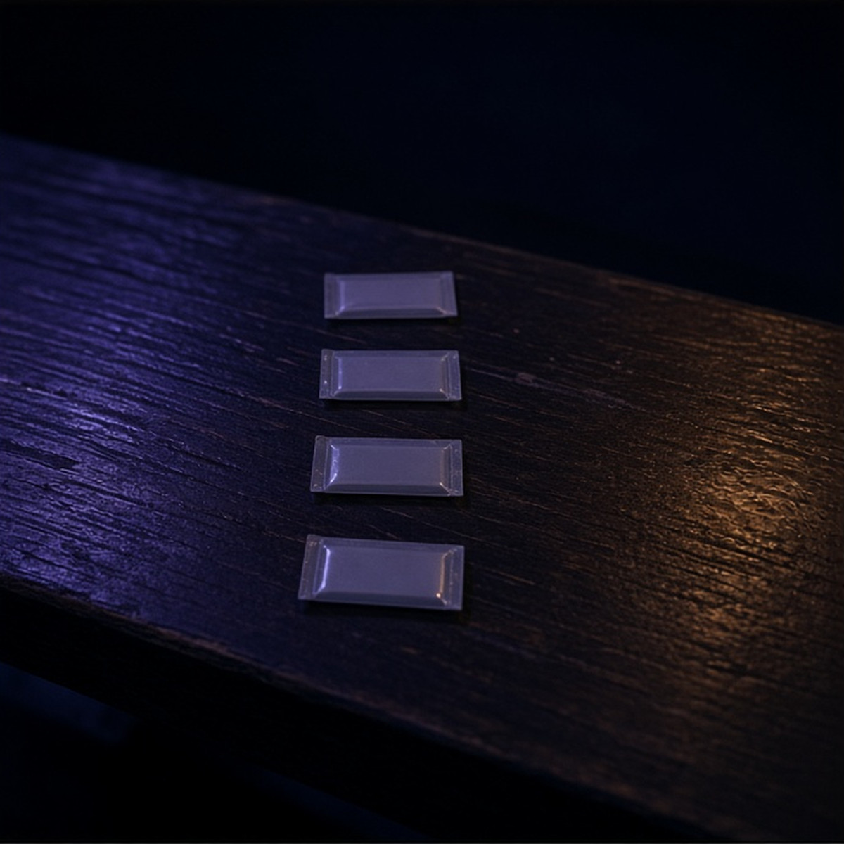A short sequence of abstract cue objects on a bench